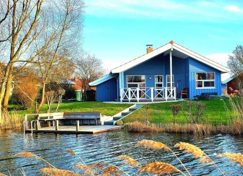 6 Personen Ferienhaus mit privatem Bootsteg dikekter Seelage Kanu Whirlpool Sauna und Kaminofen in Otterndorf in Otterndorf, Germany