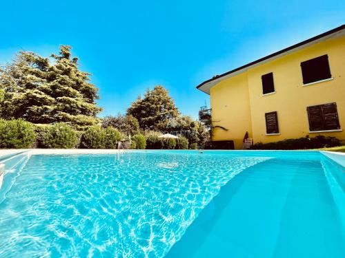 Hercules Apt Piscina Vicino Al Centro Sportivo — 4-Star Luxury Hotel in Desenzano Del Garda, Italy