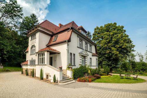 Villa Adam — 4-Star Luxury Hotel in Pieszyce, Poland