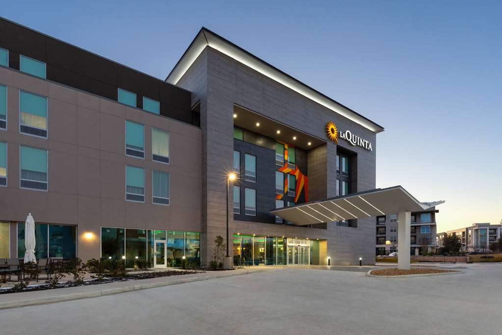 La Quinta Inn & Suites by Wyndham San Antonio at the RIM - featured photo