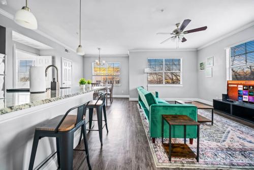 Modern Stay 2 Beds 1 Bath Pool — 4-Star Luxury Hotel in Haltom City, United States