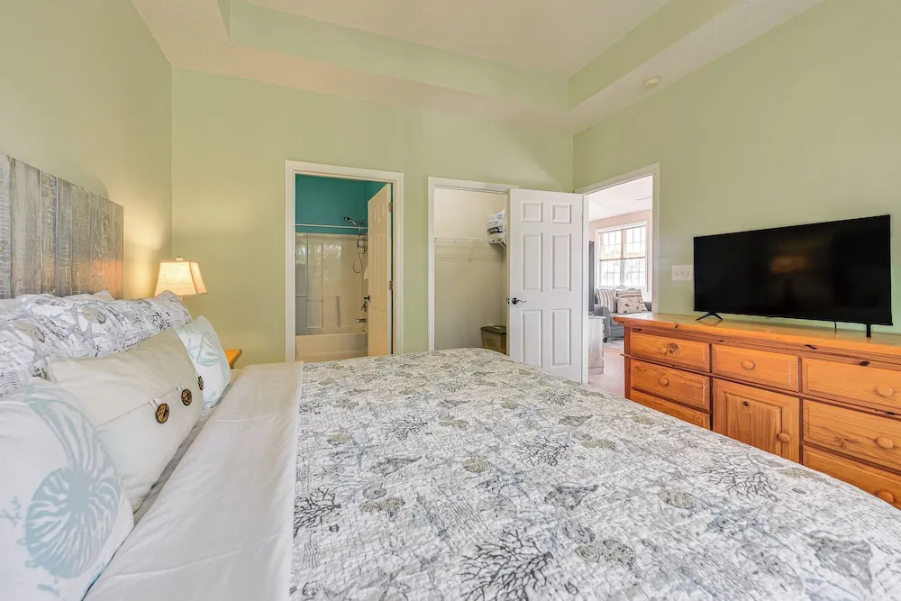 3 Mi to Ocean: North Myrtle Beach Condo w Balcony — 4-Star Luxury Hotel in North Myrtle Beach, United States