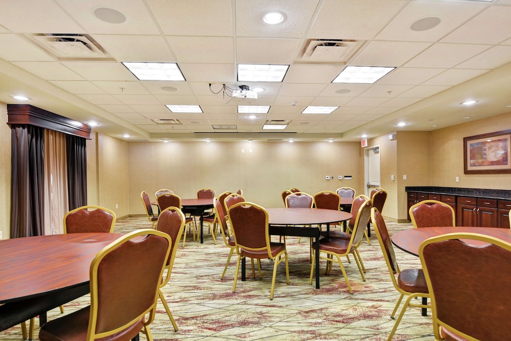Hampton Inn & Suites Peoria at Grand Prairie IL - photo 36