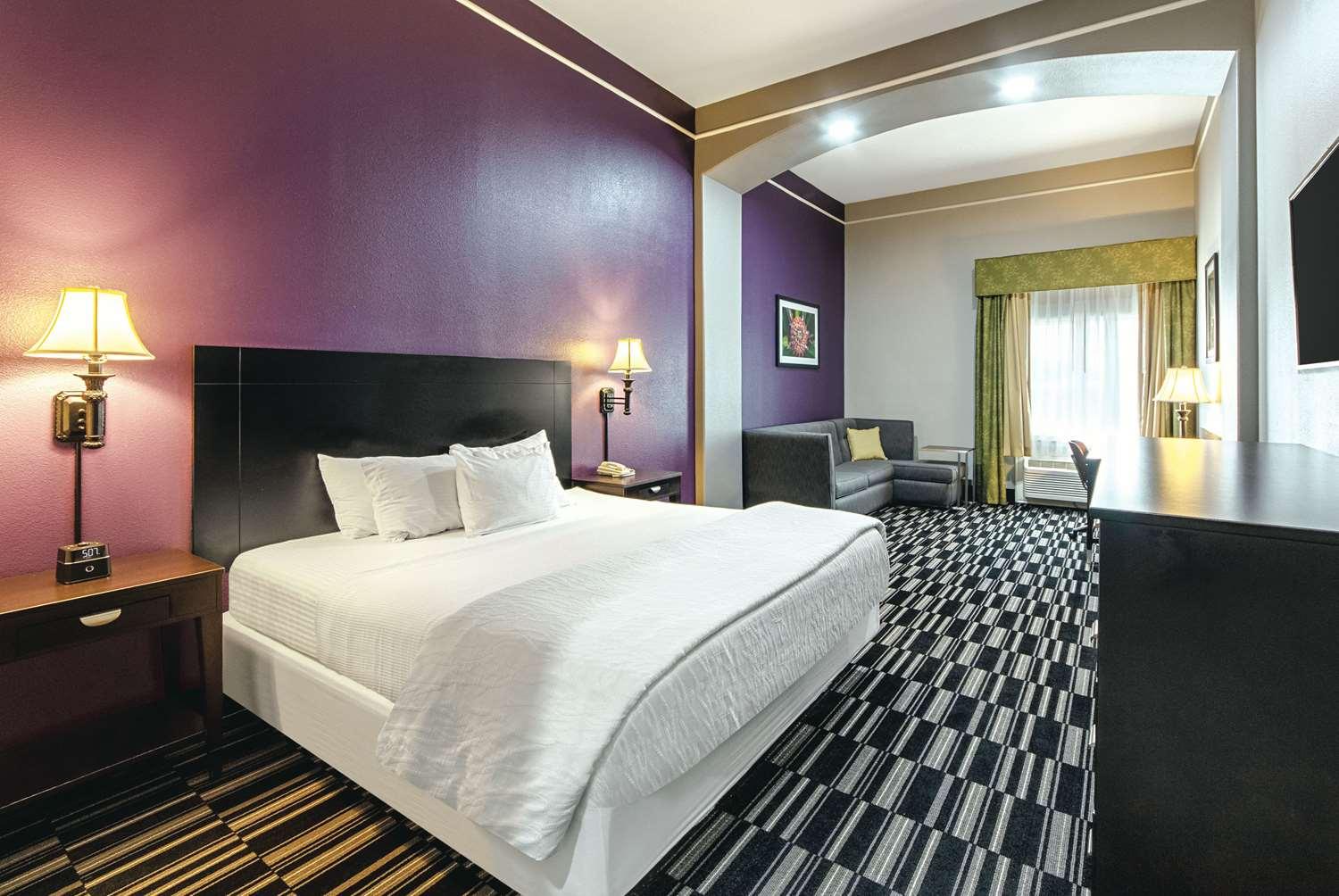 La Quinta Inn & Suites by Wyndham Alamo McAllen East - photo 17