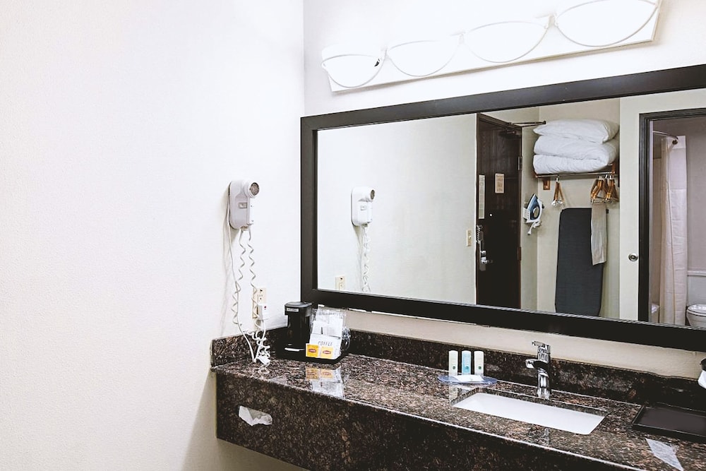 Norwood Inn & Suites Milwaukee - photo 25