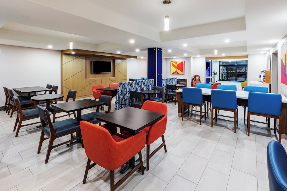 Holiday Inn Express and Suites Henderson by IHG - photo 48