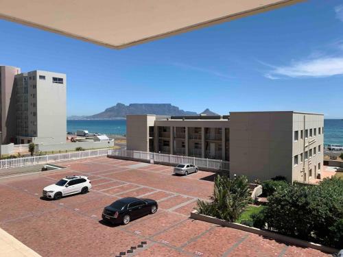 Spacious 3Bed 2bath sleep 8 Beachfront Apartment with Table Mountain and Ocean view