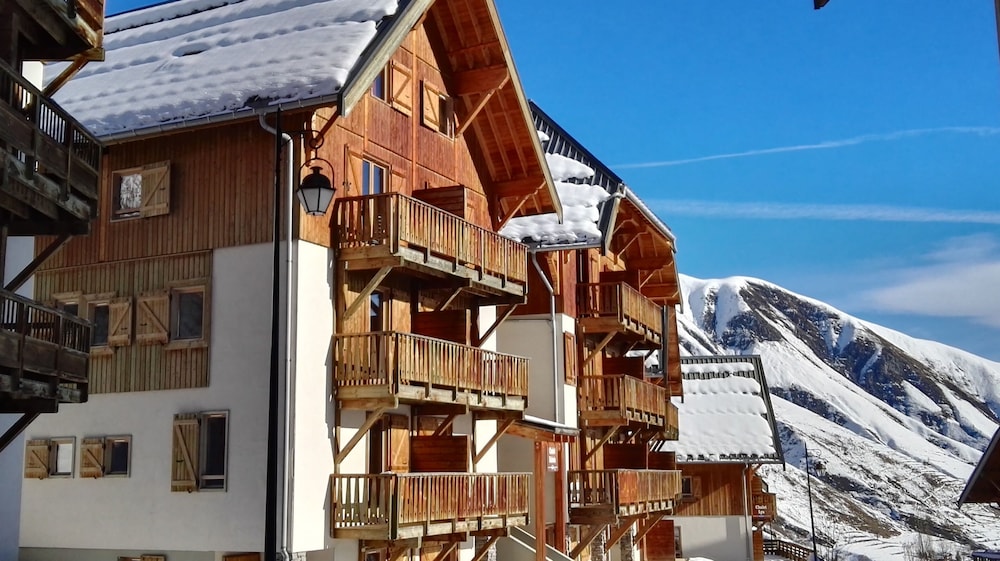 Madame Vacances Residence Les Fermes de Saint Sorlin — 4-Star Luxury Hotel in Saint-Jean-De-Maurienne, France