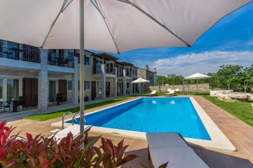 Komfortables Apartment mit Whirlpool Pool Klima privater Terrasse nur 5 km bis Porec — 4-Star Luxury Hotel in Porec, Croatia