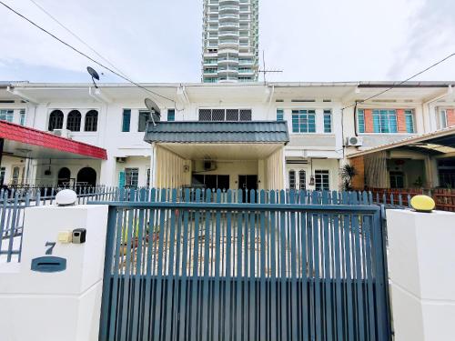 7 Home4Stay Peaceful GurneyTerrace 4BR15pax Shops & Eateries in George Town, Malaysia