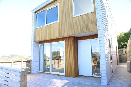 Skyline Vista Entirely New House with Luxe Views Espresso Netflix & Free Parking — 4-Star Luxury Hotel in Wellington, New Zealand