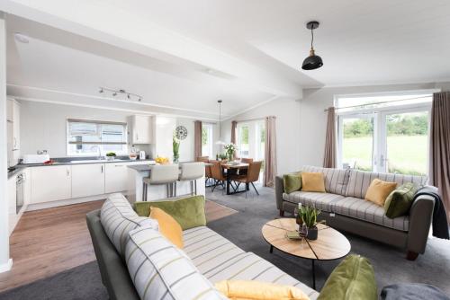 Daisy Lodge 6 Roadford Lake Lodges — 4-Star Luxury Hotel in Lifton, United Kingdom