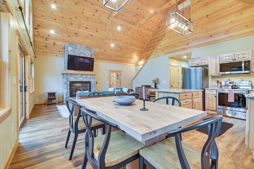 Hot Tub Fire Pit Mtn Escape Near Sunday River — hotel in Bethel