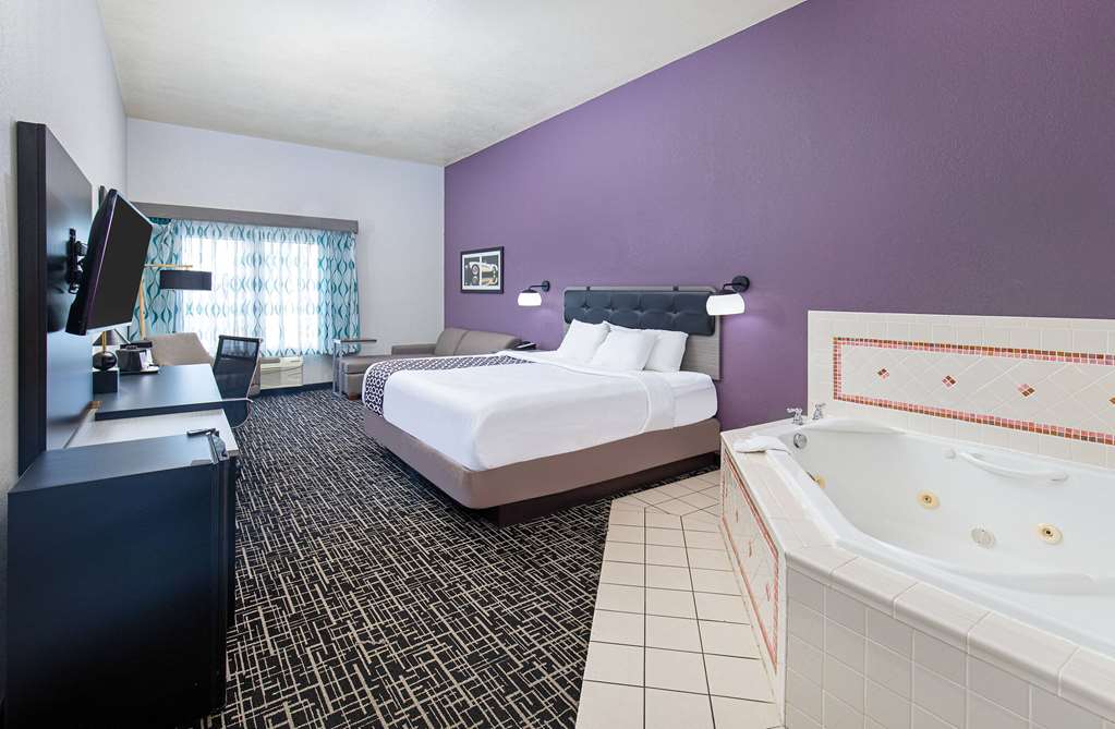 La Quinta Inn & Suites by Wyndham Bowling Green - photo 55