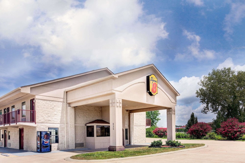 Super 8 by Wyndham Clarksville East - photo 2