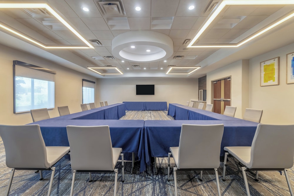Holiday Inn Express and Suites Kansas City Airport by IHG - photo 56