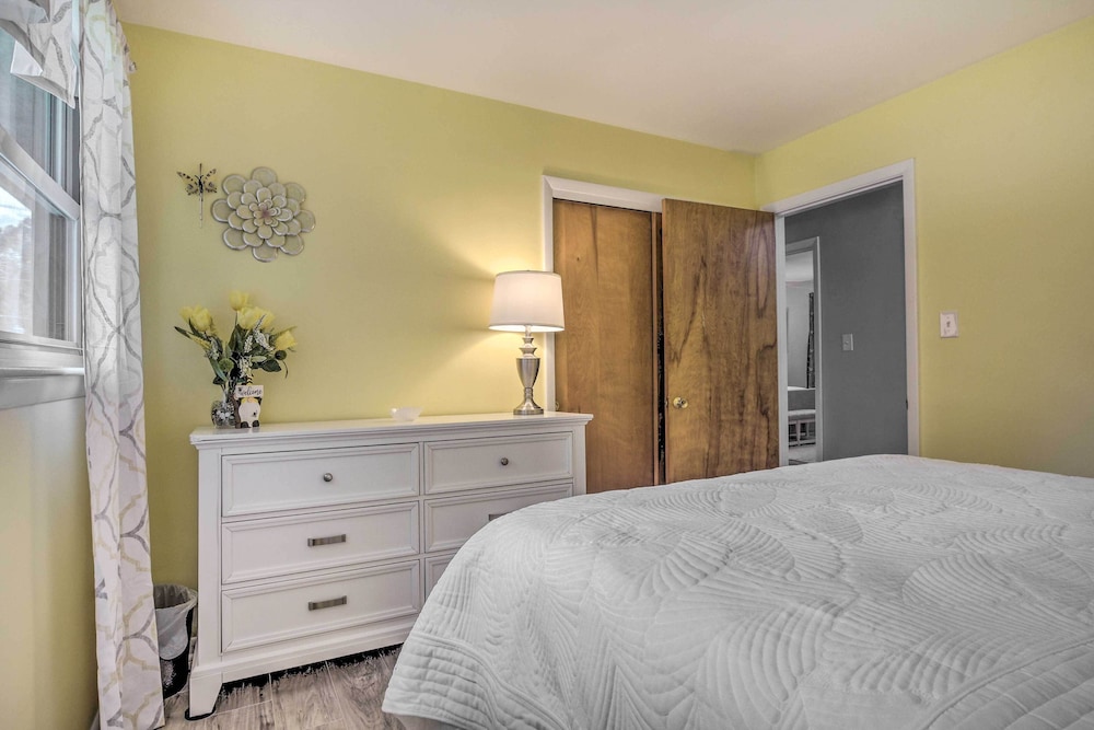 Updated High Point Retreat w Pool & Backyard — High Point — photo 4