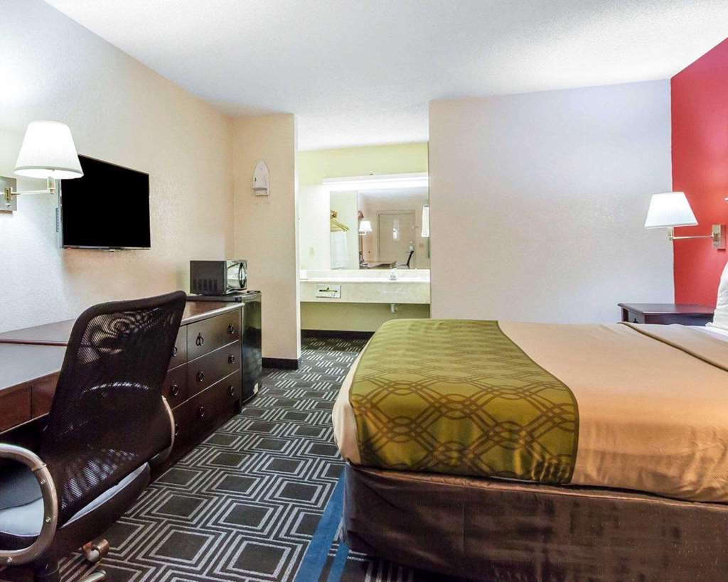 Econo Lodge Lanett - photo 12