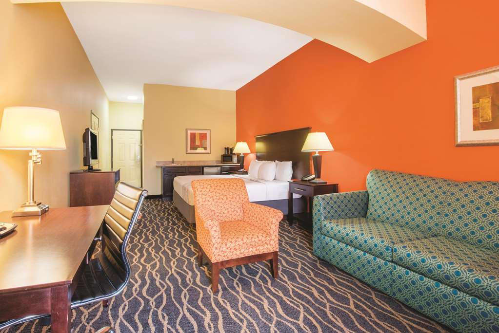 La Quinta Inn & Suites by Wyndham Tulsa Airpt Expo Square - photo 22