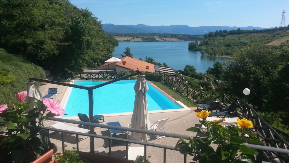 Casa Vacanze Borgo la Fratta — 4-Star Luxury Hotel in Barberino Di Mugello, Italy