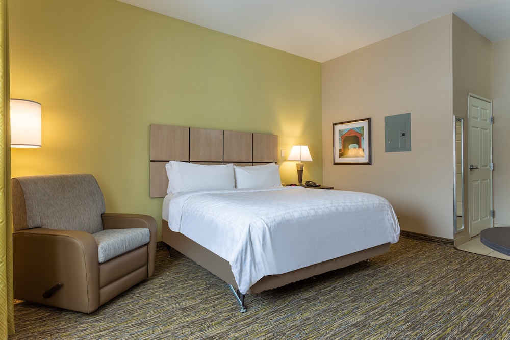 Candlewood Suites Airport an IHG Hotel - photo 4