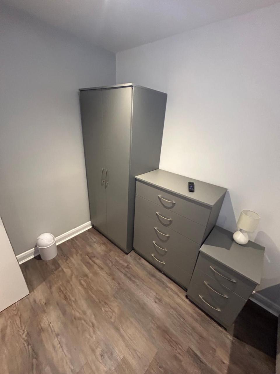 Cosy rooms near Gatwick Airport — hotel in Crawley