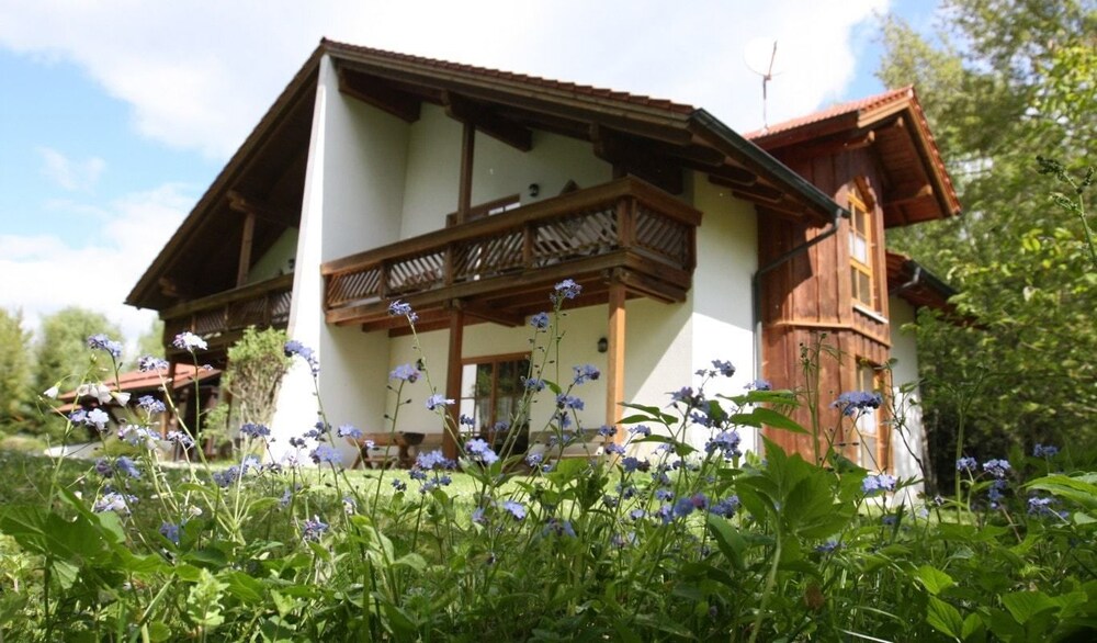 Ferienhäuser In der Waldperle — hotel in Bischofsmais