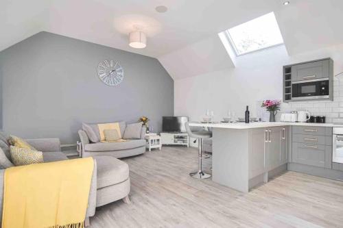 Hoxne Cottages Poppy Cottage with private hot tub — 4-Star Luxury Hotel in York, United Kingdom