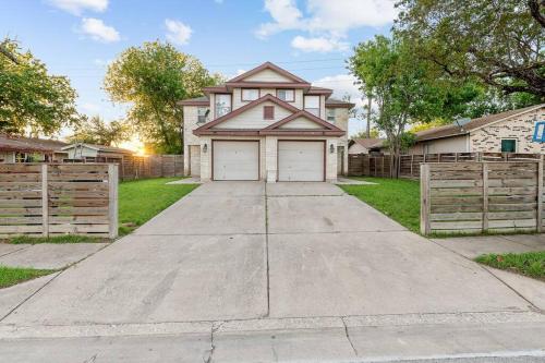 Entire Duplex 10 Min From Downtown Sleeps 20