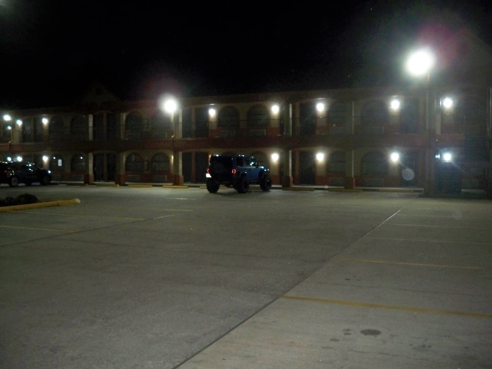 Scottish Inn & Suites - photo 60
