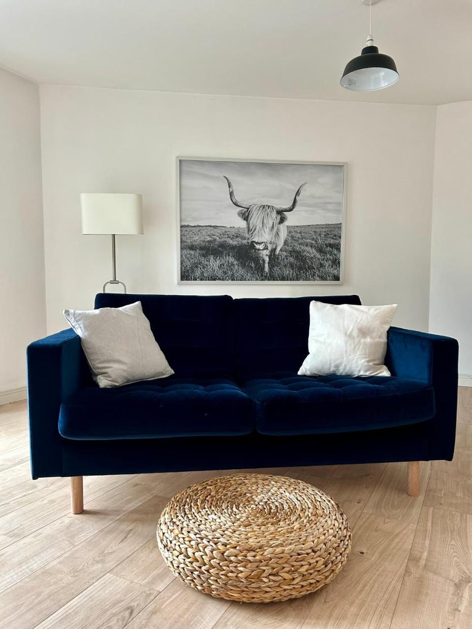 Stafford 2 Bedroom Apartment in Prime Location with Secure Parking — 4-Star Luxury Hotel in Stafford, United Kingdom