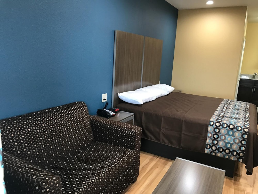 Deluxe Inn & Suites Baytown - photo 21