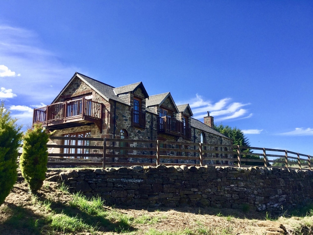 Castleview Newton Steading — 4-Star Luxury Hotel in Kirriemuir, United Kingdom