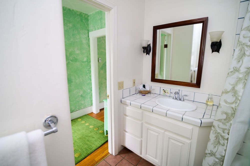 Secret Garden Inn and Cottages - photo 106
