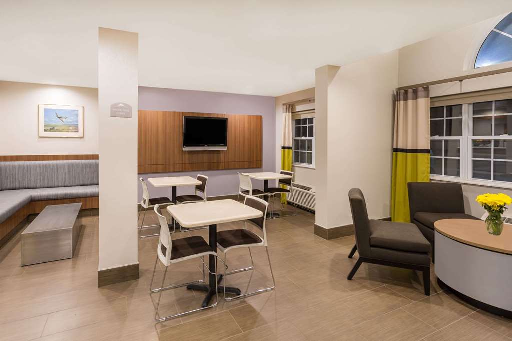 Microtel Inn & Suites by Wyndham Richmond Airport - photo 2