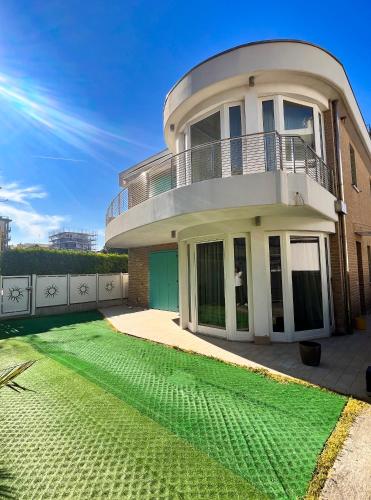 Villa Renzo Parcheggio E Giardino Privati A Pochi Passi Dal Mare — 4-Star Luxury Hotel in Lido Di Jesolo, Italy