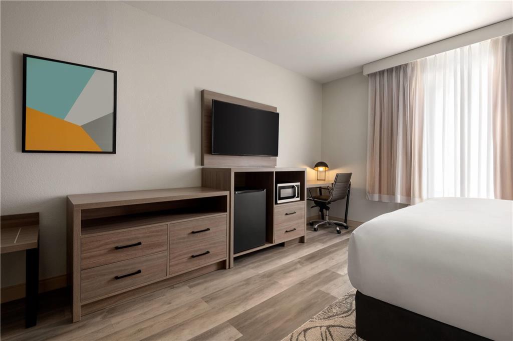 La Quinta Inn & Suites by Wyndham Montgomery - photo 12