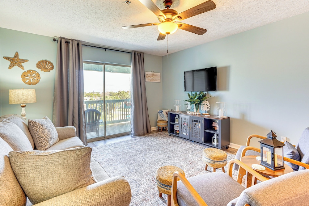 Walk to Beach: Condo w Balcony in Pcb — 4-Star Luxury Hotel in Panama City Beach, United States