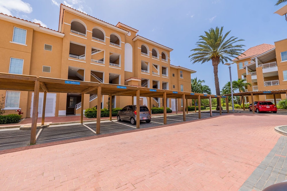 Private Jacuzzi Resort Amenities Close 2 Beach in Oranjestad, Aruba