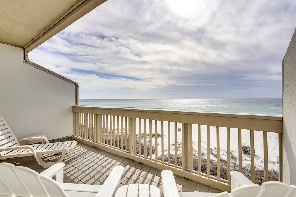 2 story Beachfront Condo in PCB w Community Pool — 4-Star Luxury Hotel in Panama City Beach, United States