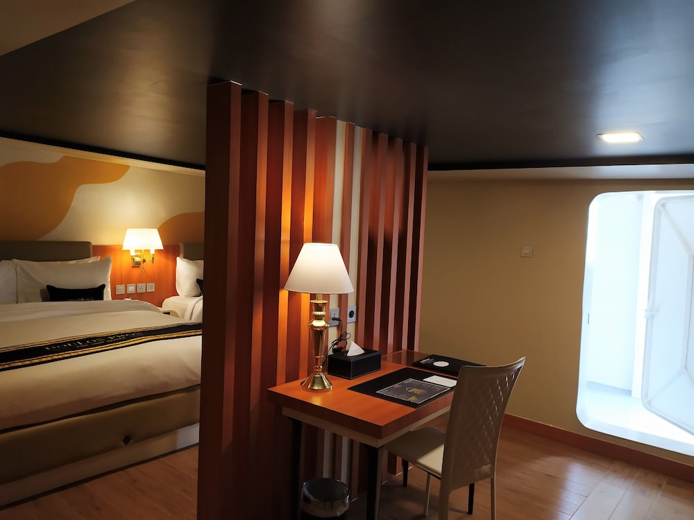 Doulos Phos The Ship Hotel — Bintan — photo 4