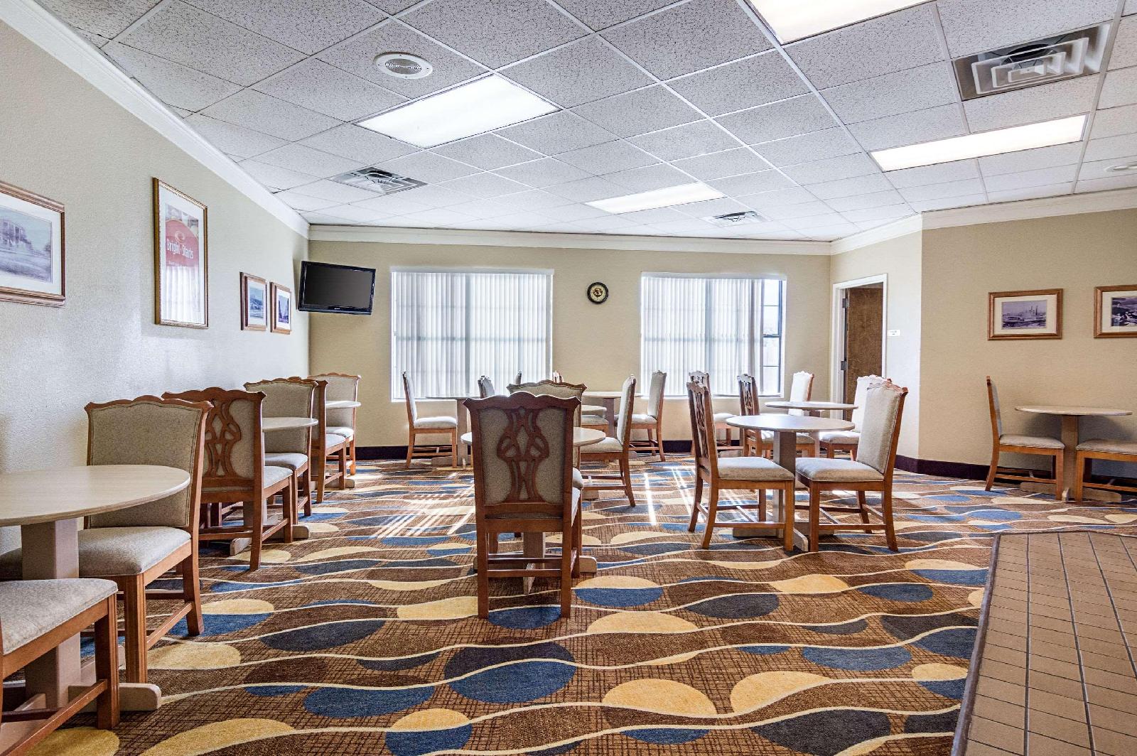 Econo Lodge - photo 22