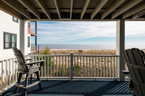 Coastal Cove. Ocean Front Sea Life with a POOL — 4-Star Luxury Hotel in Carolina Beach, United States