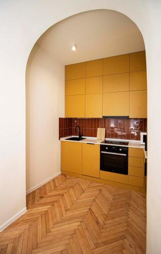 Chic 3BR Apt Near Fabrika By Wehost