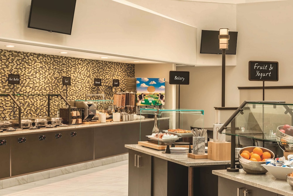 Embassy Suites by Hilton Milwaukee Brookfield - photo 53