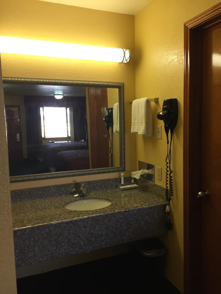 Royal Inn Pearsall - photo 11