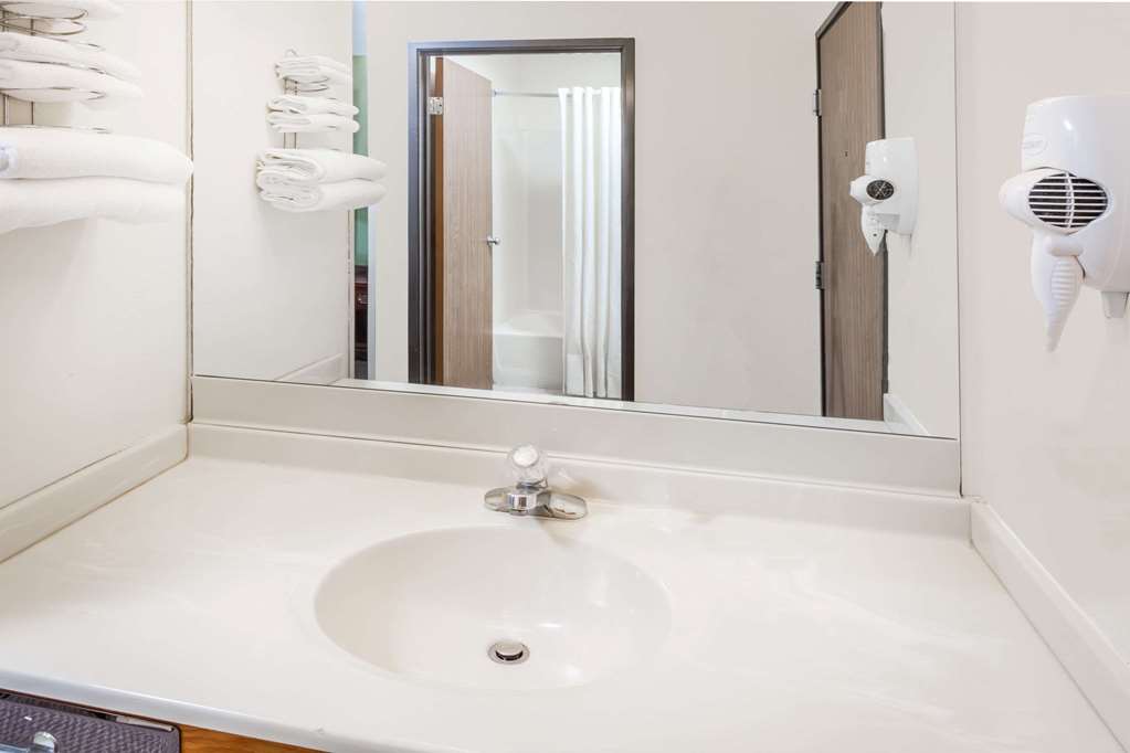 Super 8 by Wyndham Lincoln - photo 5