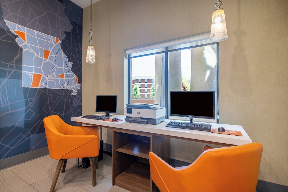Holiday Inn Express and Suites Kansas City Airport by IHG - photo 31