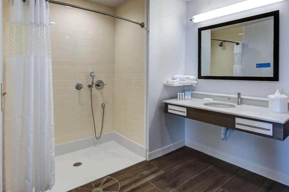 Hampton Inn & Suites Wichita Airport - photo 12