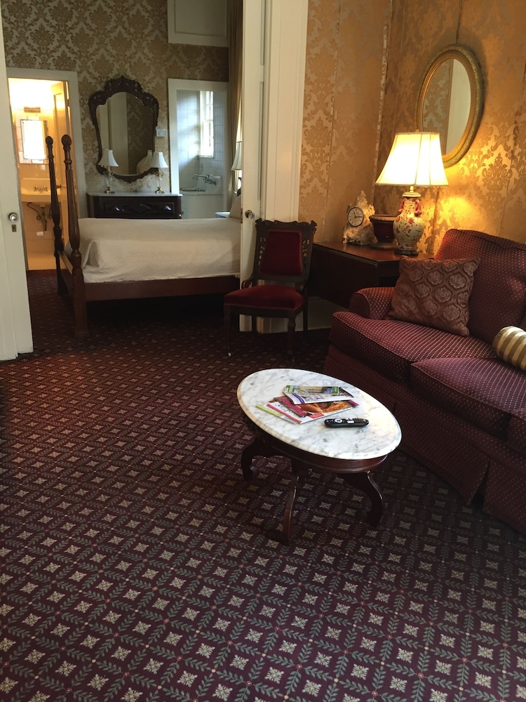 Nine O Five Royal Hotel - photo 26
